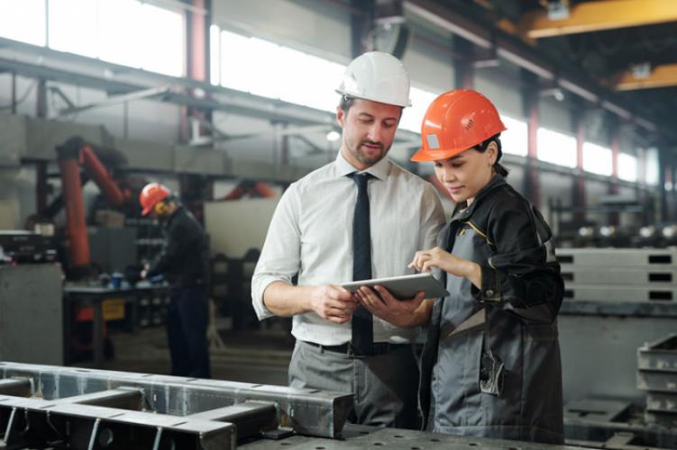 Aplicaciones a medida beneficios y consideraciones en negocios